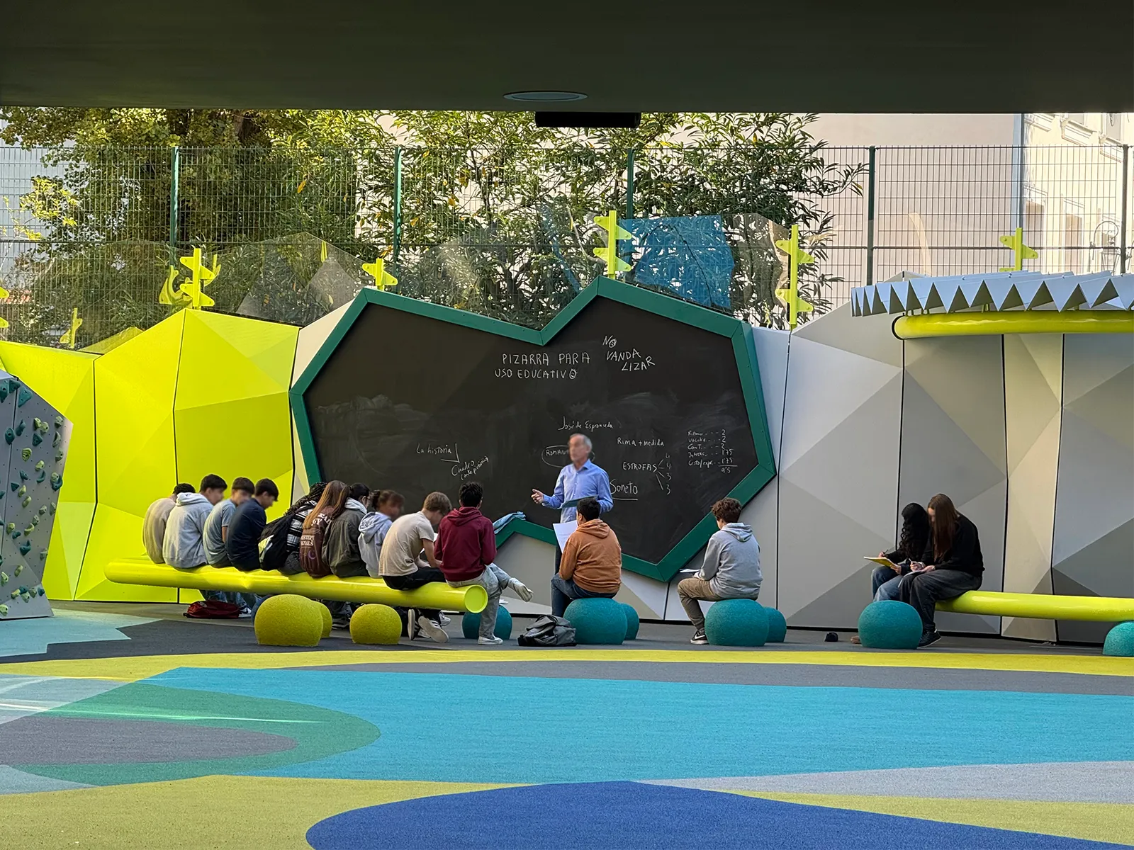 Vista Aula exterior - COLOR_NIZACION | Galería de arquitectura Handmade Architecture