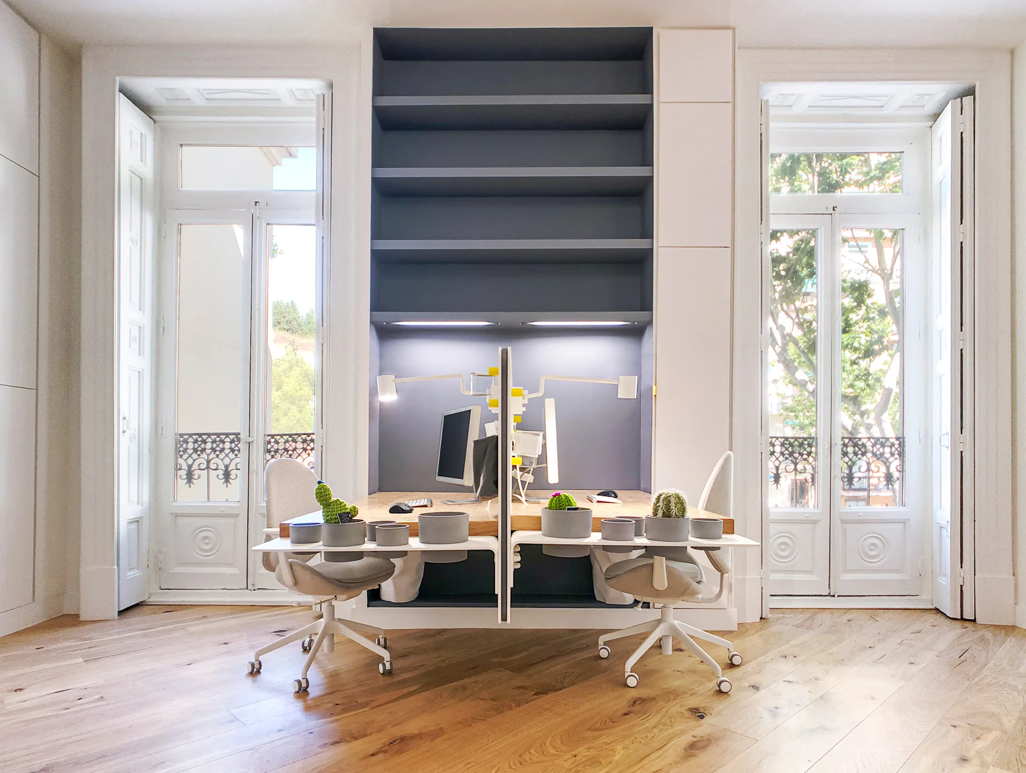 Vista frontal escritorios gris. - Oficinas Antropológico | Galería de arquitectura Handmade Architecture