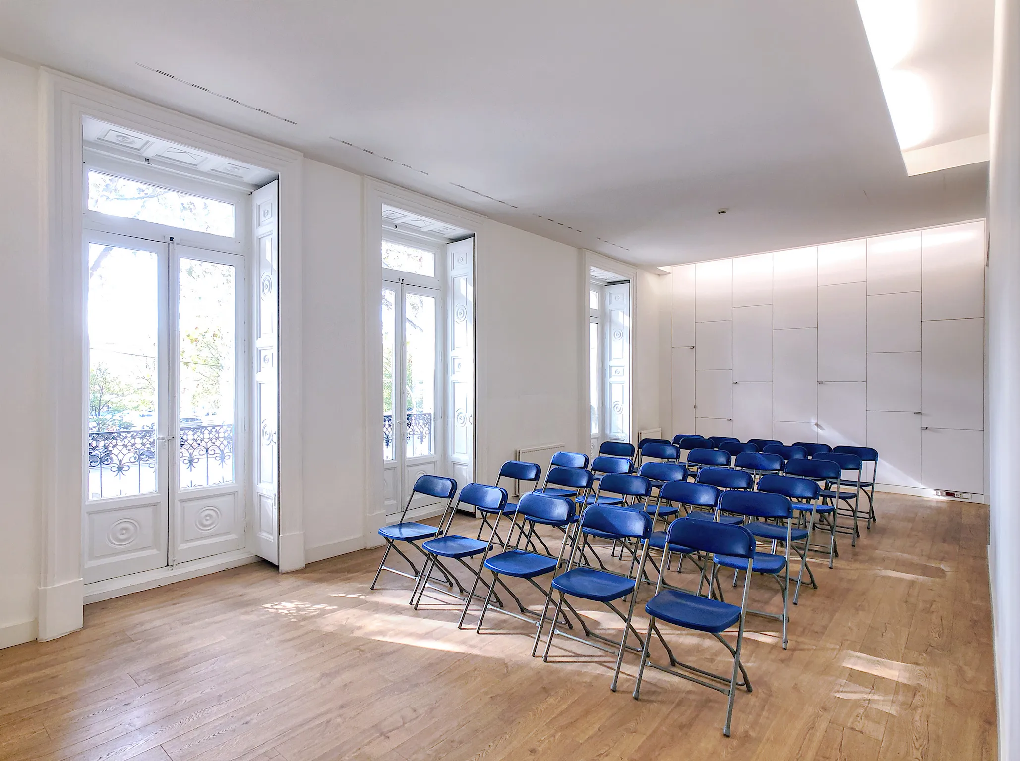 Vista frontal sala conferencias. - Oficinas Antropológico | Galería de arquitectura Handmade Architecture