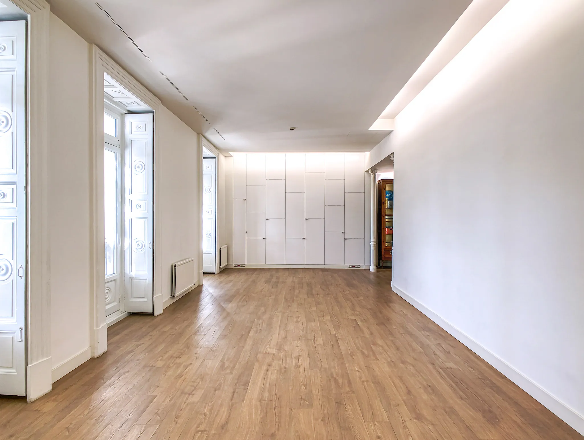 Vista frontal sala conferencias sin muebles. - Oficinas Antropológico | Galería de arquitectura Handmade Architecture