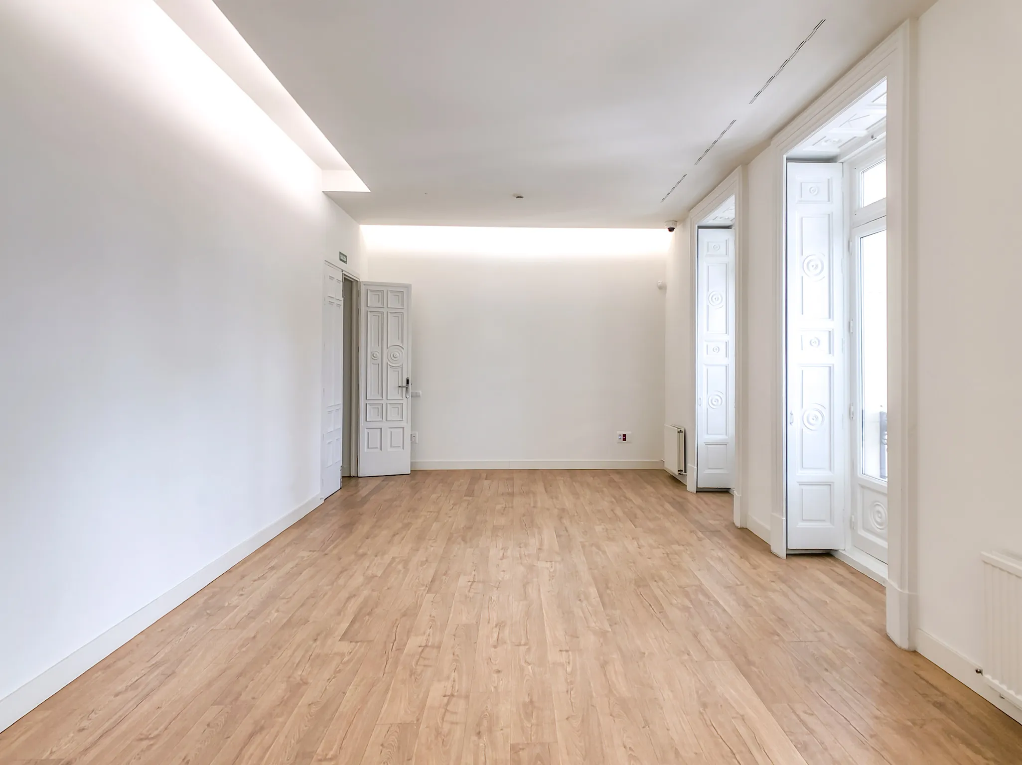 Vista trasera sala conferencias sin muebles. - Oficinas Antropológico | Galería de arquitectura Handmade Architecture