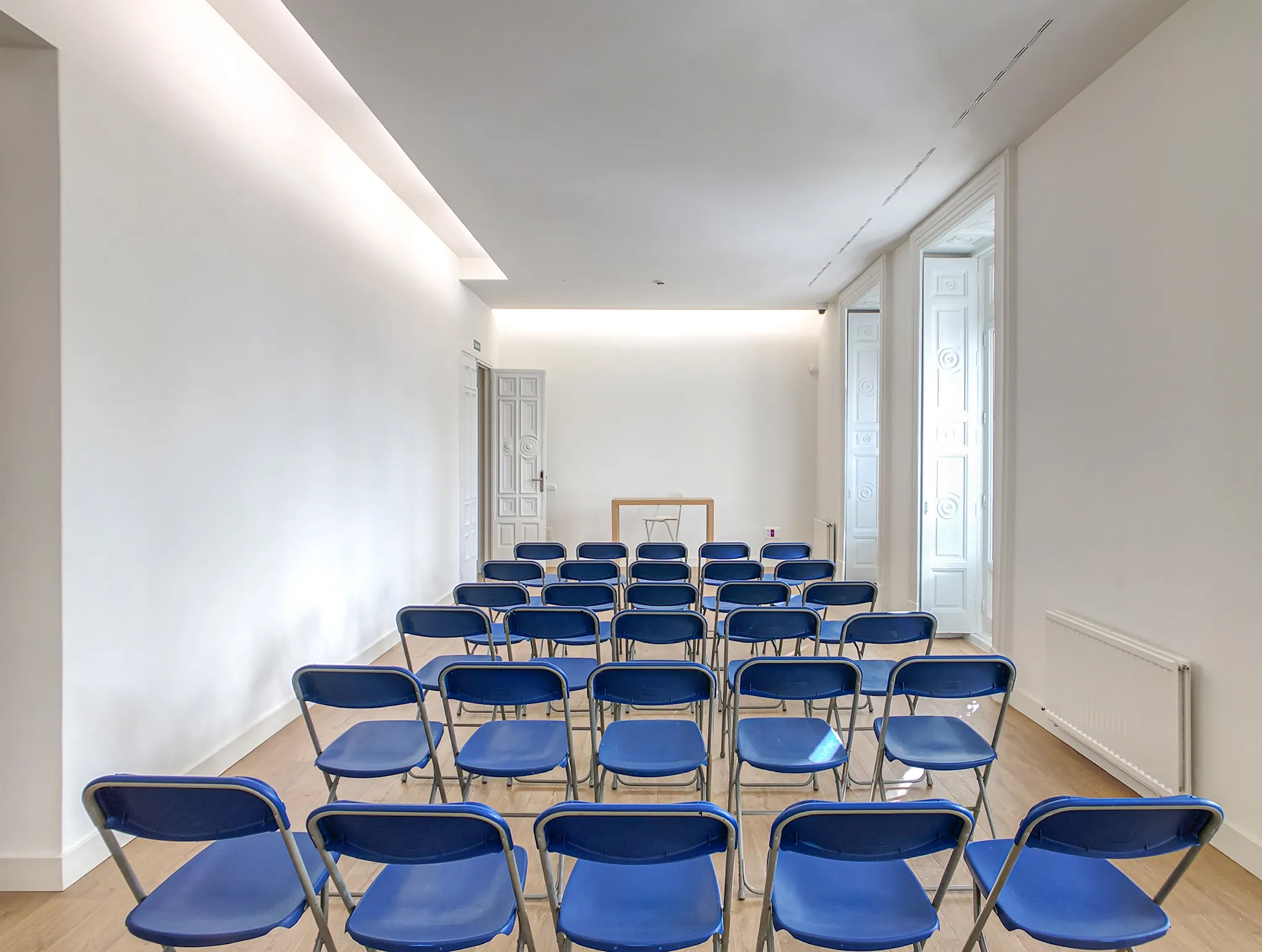 Vista trasera sala conferencias con muebles. - Oficinas Antropológico | Galería de arquitectura Handmade Architecture