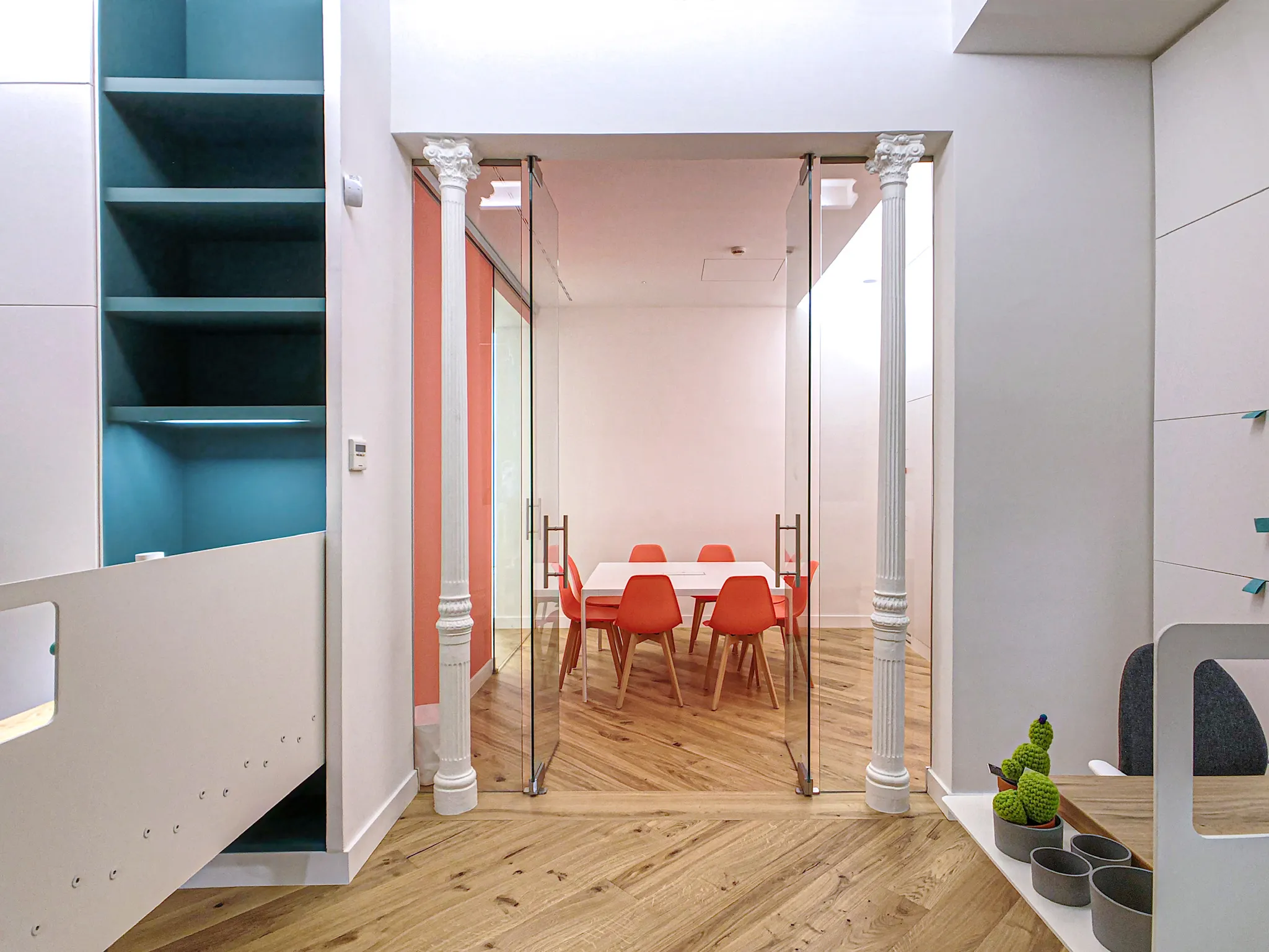 Vista frontal sala de reuniones.