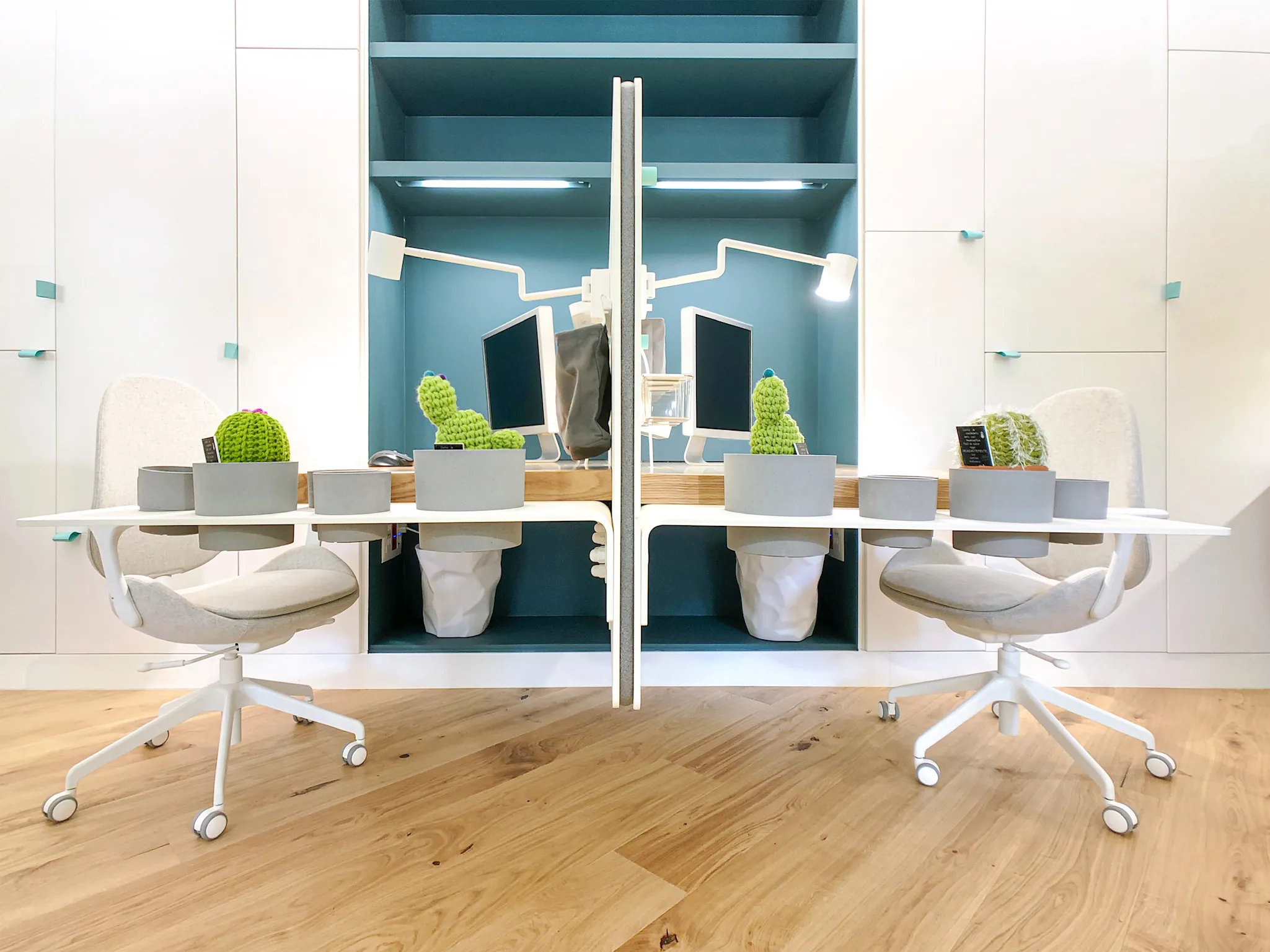 Vista frontal escritorios. - Oficinas Antropológico | Galería de arquitectura Handmade Architecture