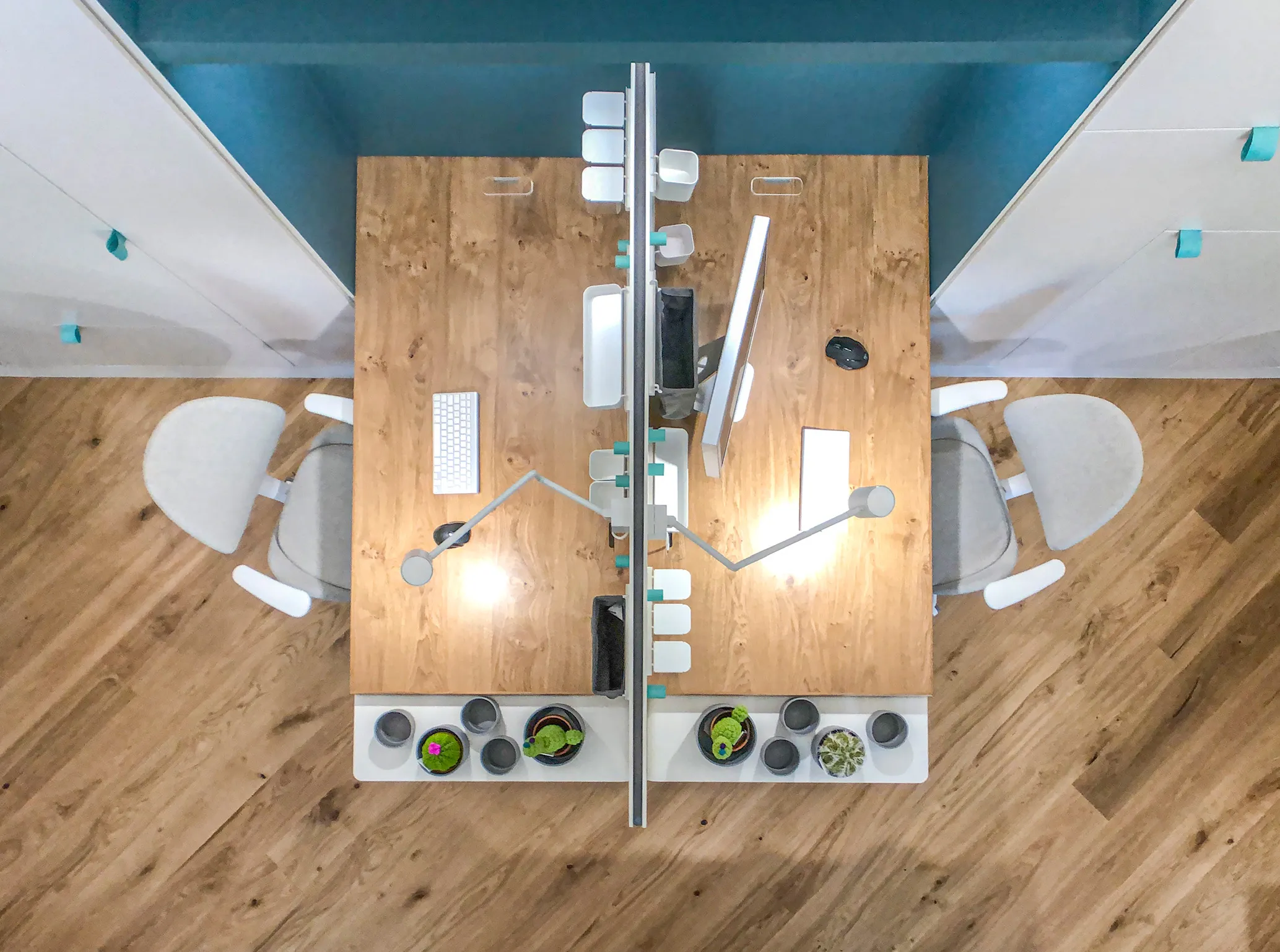 Vista superior escritorios. - Oficinas Antropológico | Galería de arquitectura Handmade Architecture