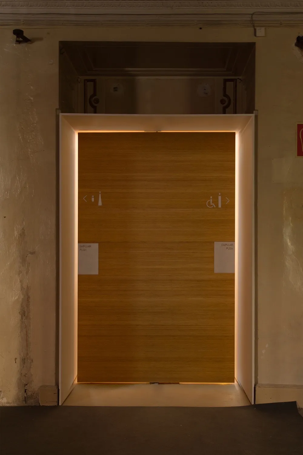 Puerta de entrada cerrada.