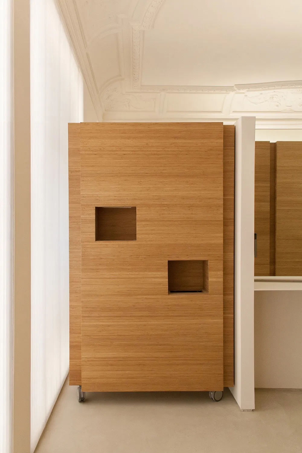 Detalle mueble para toallitas, secamanos y papeleras. - Salon de Reinos | Galería de arquitectura Handmade Architecture