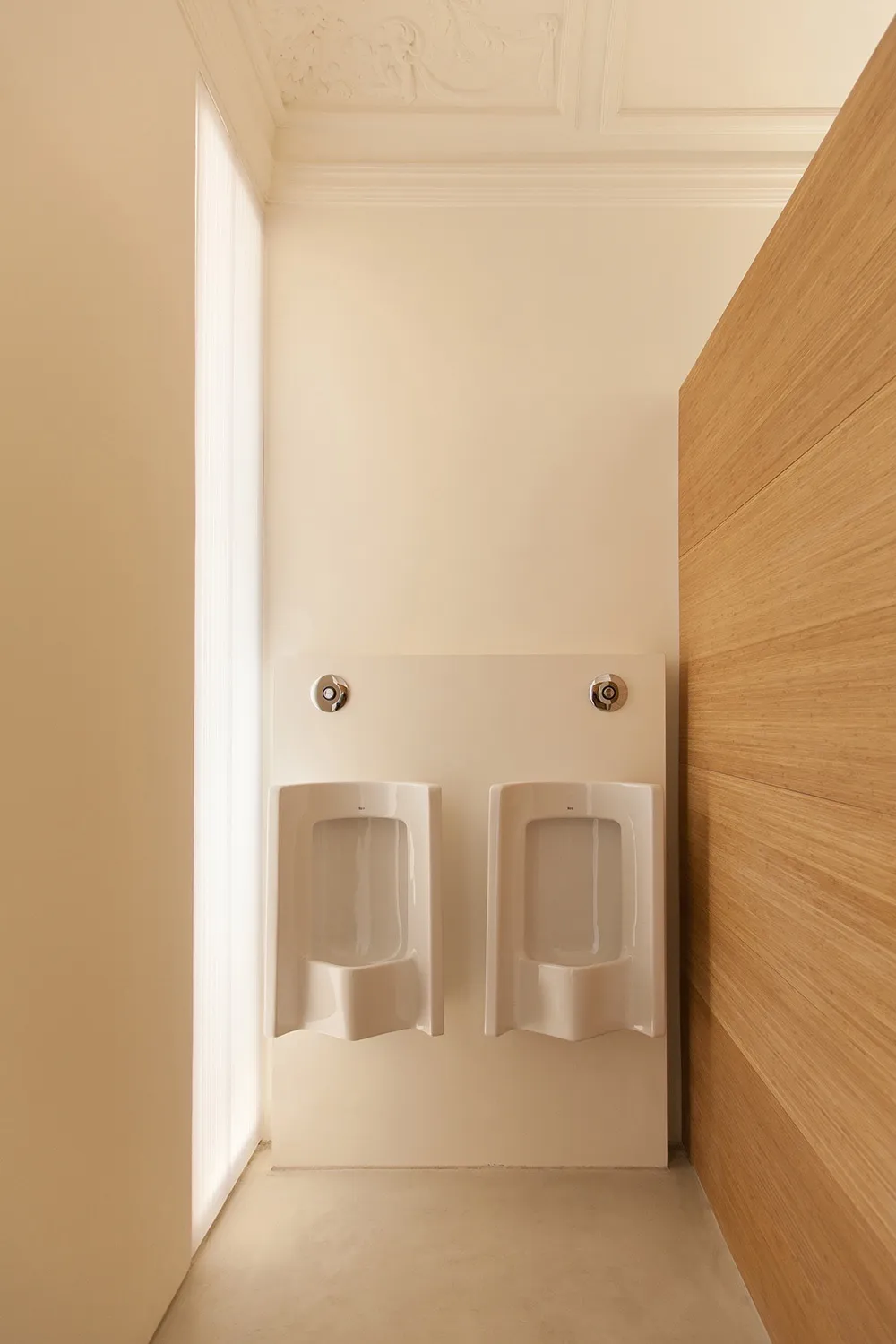 Detalle urinarios. - Salon de Reinos | Galería de arquitectura Handmade Architecture