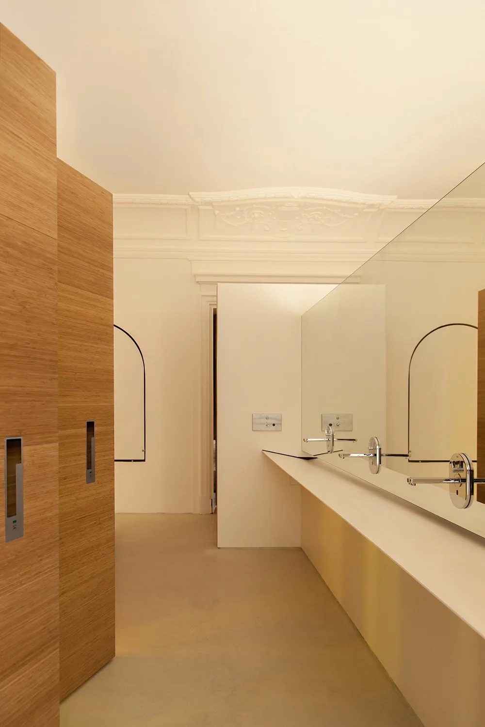 Zona aseos hombres puertas abiertas. - Salon de Reinos | Galería de arquitectura Handmade Architecture