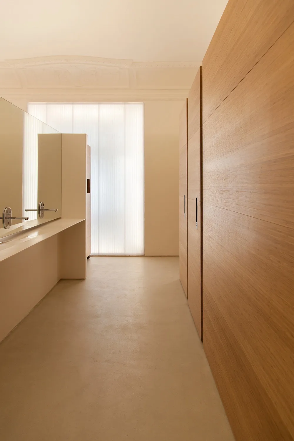 Zona aseos hombres puertas cerradas. - Salon de Reinos | Galería de arquitectura Handmade Architecture