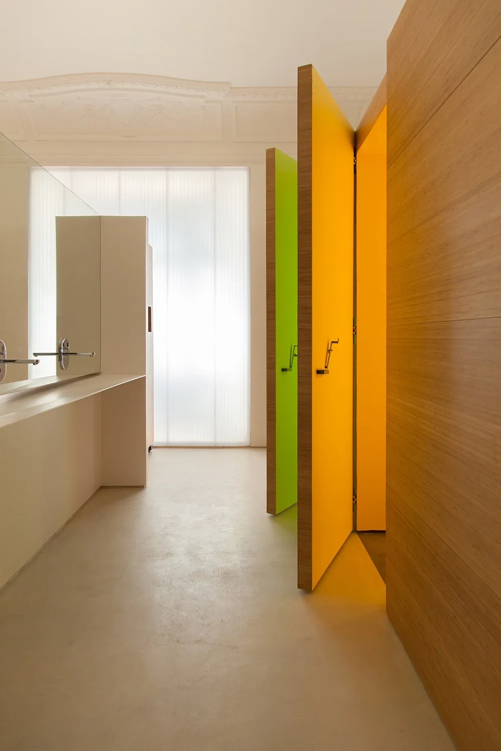 Zona aseos hombre puertas abiertas. - Salon de Reinos | Galería de arquitectura Handmade Architecture