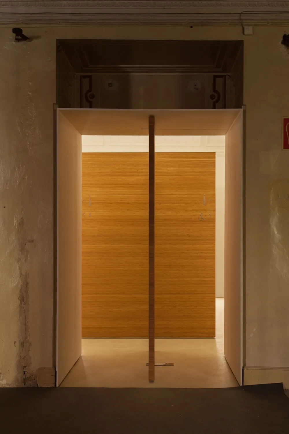 Puerta entrada abierta.