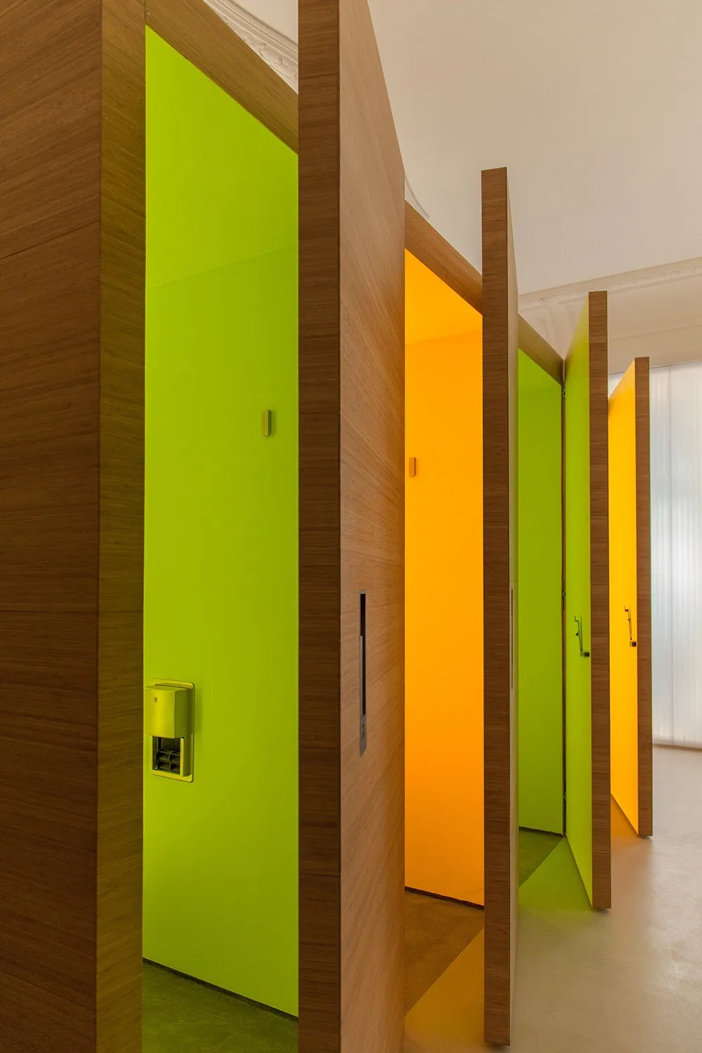 Aseo femenino puertas abiertas. - Salon de Reinos | Galería de arquitectura Handmade Architecture