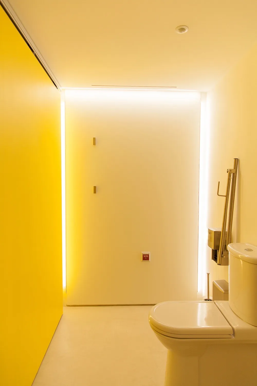 Interior cabina personas de movilidad reducida. - Salon de Reinos | Galería de arquitectura Handmade Architecture