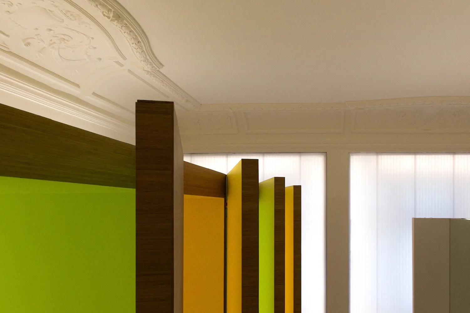 Techo y colores cabinas. - Salon de Reinos | Galería de arquitectura Handmade Architecture