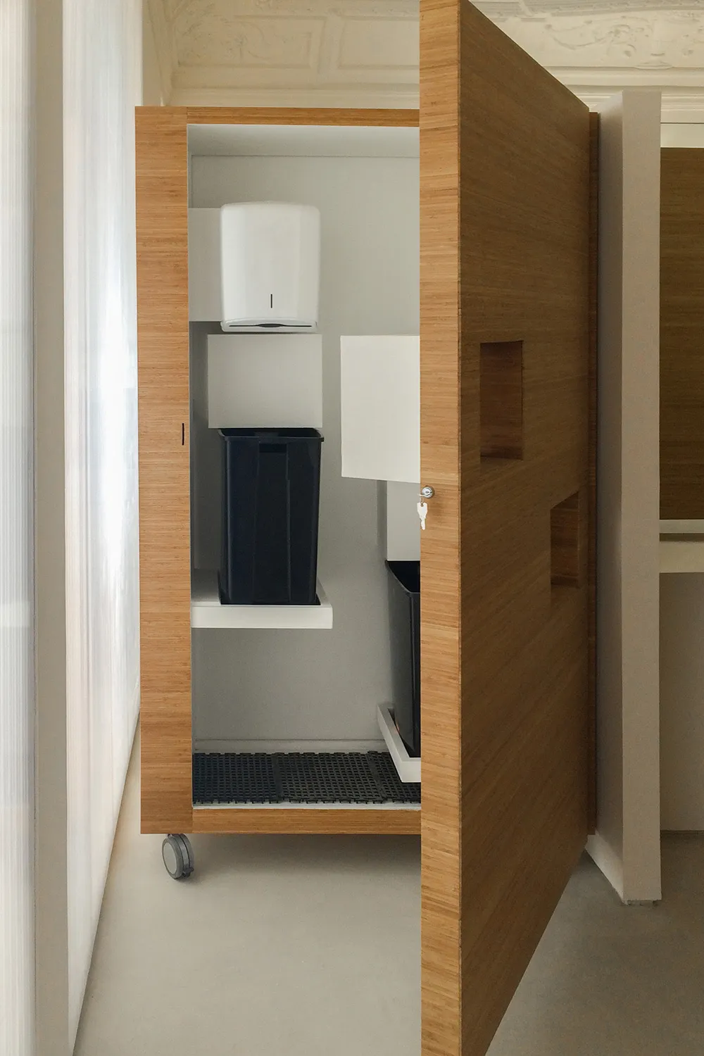 Detalle interior mueble de toallitas y papelera. - Salon de Reinos | Galería de arquitectura Handmade Architecture