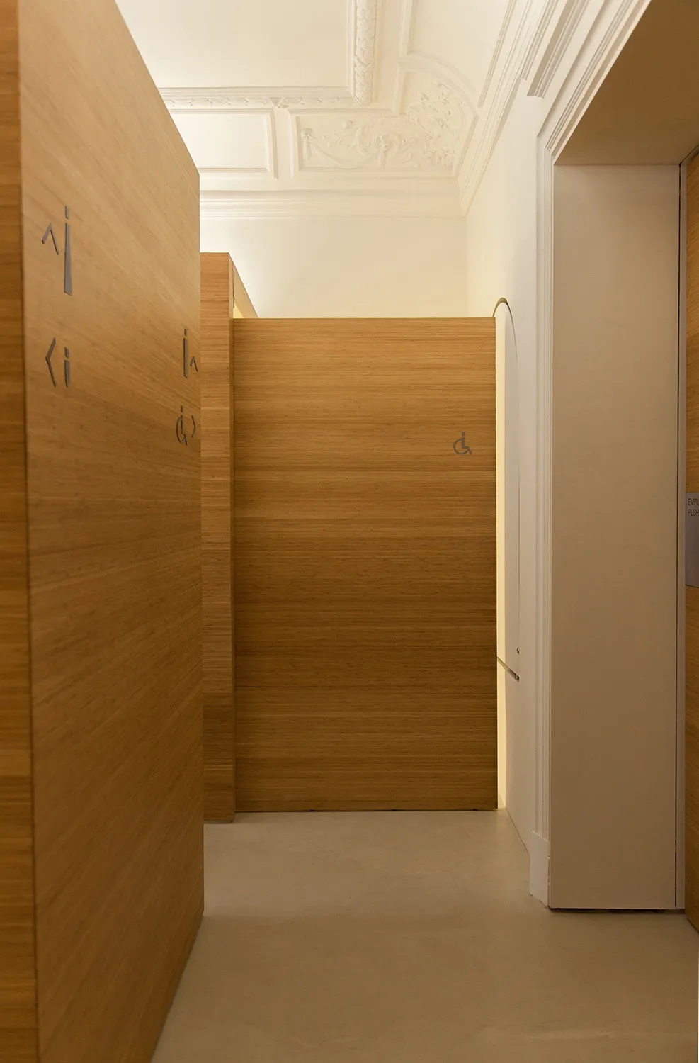 Puerta aseo discapacitados cerrada. - Salon de Reinos | Handmade Architecture